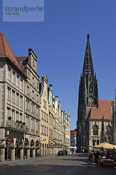 Alte Giebelhäuser mit Arkaden  hinten Lambertikirche  Münster  Nordrhein-Westfalen  Deutschland  Europa