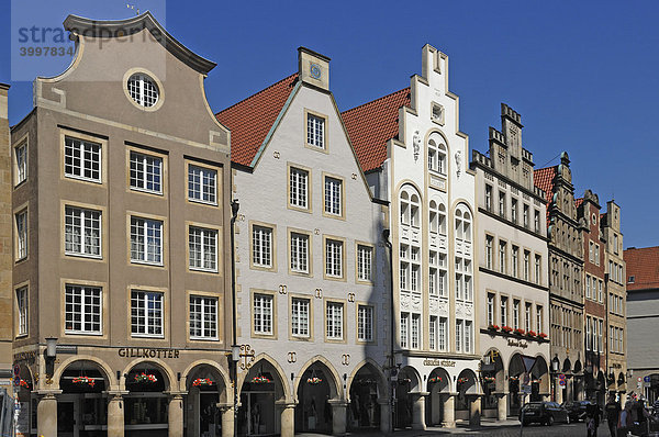 Einkaufsstraße mit alten Giebelhäusern und Arkadengängen  Münster  Nordrhein-Westfalen  Deutschland  Europa