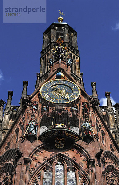 Turmuhr mit dem Männleinlaufen an der Frauenkirche  Gotik  um 1355  Nürnberg  Mittelfranken  Deutschland  Europa
