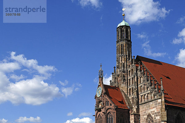 Dachgiebel und Turmuhr mit Glockenspiel der Frauenkirche  Gotik  um 1355  gegen Wolkenhimmel  Nürnberg  Mittelfranken  Deutschland  Europa