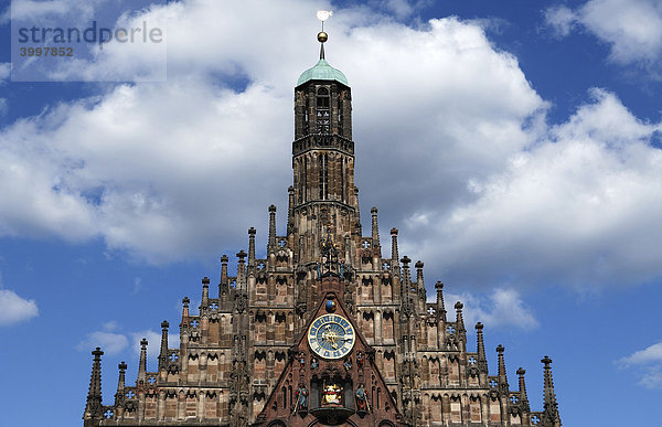 Giebel mit Glockenspiel und Turmuhr der Frauenkirche  Gotik  um 1355  Nürnberg  Mittelfranken  Deutschland  Europa