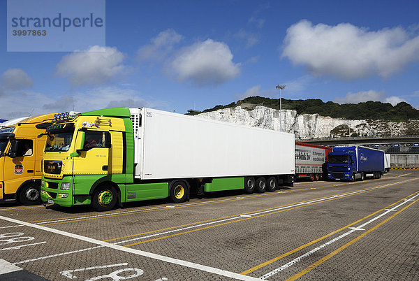 LKWs warten auf der Verladestation für die Autofähre Dover-Calais  hinten White Cliffs of Dover  Dover  England  Europa