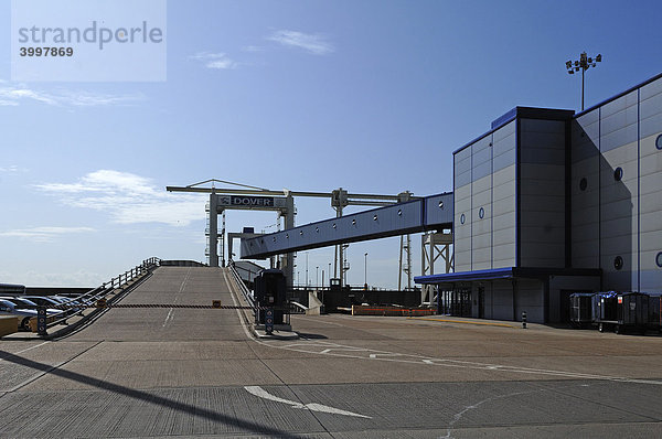 Leere Autoverladestation für die Autofähre im Hafen von Dover  England  Europa