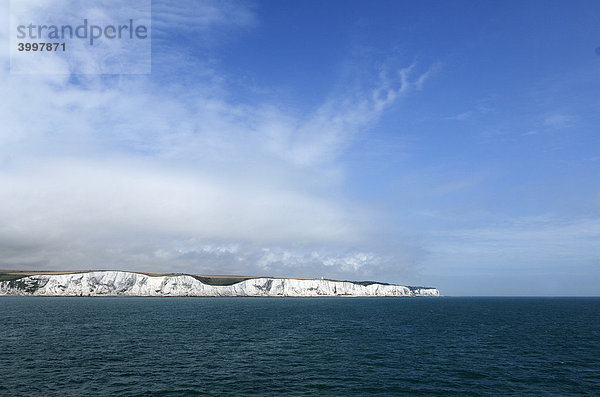 White Cliffs of Dover von der Autofähre aus gesehen  Dover  England  Europa