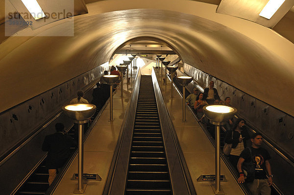 Rolltreppen im U-Bahnhof Tooting Broadway  London  England  Großbritannien  Europa