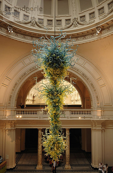 Kunstvolles Glasobjekt unter der Kuppel in der Eingangshalle des Victoria & Albert Museum  1-5 Exhibition Rd  London  England  Großbritannien  Europa