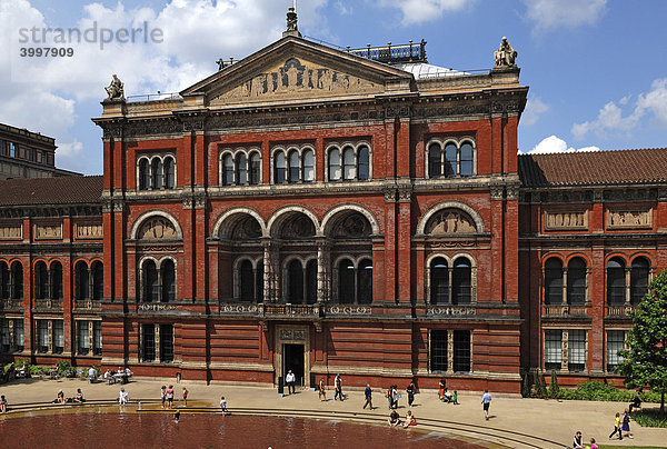 Victoria & Albert Museum mit Innenhof vom gegenüberliegenden Flügel gesehen  1-5 Exhibition Rd  London  England  Großbritannien  Europa