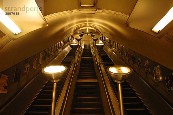 Leere Rolltreppen in der U-Bahnstation Tooting Broadway  London  England  Großbritannien  Europa