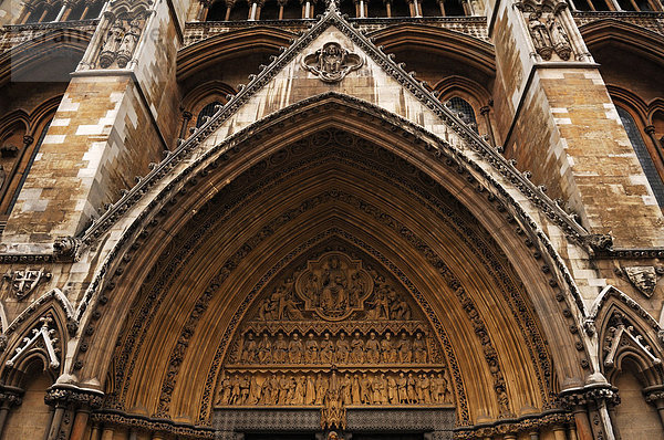 Gotisches Seitenportal  Detail  von Westminster Abbey  Dean's Yard  London  England  Großbritannien  Europa