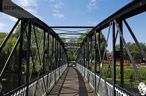 Eiserne Brücke von 1884 über den River Trent im Stadtpark  Burton upon Trent  Staffordshire England  Europa