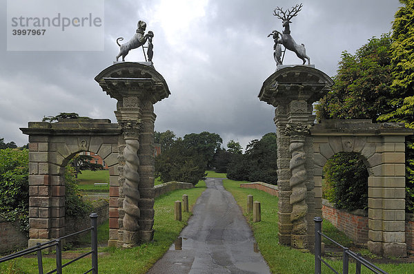 Das sogenannte Golden Gate mit zwei Tierfiguren auf den Säulen  bei Regenwetter  Staunton Harold  in der Nähe von Calke  Ashby-de-la-Zouch  Leicestershire  England  Großbritannien  Europa