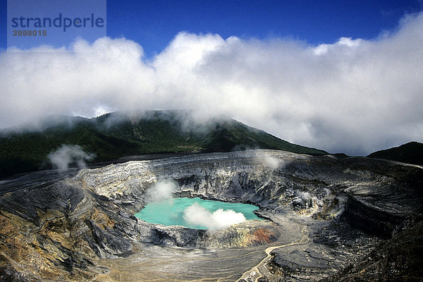 Vulkan Poas  Nationalpark im zentralen Hochland der Provinz Alajuela  Hauptkrater mit blauem Wasser  Schwefeldampf  Rauch und Wolken  Parque Nacional Volcan Poas  Costa Rica  Mittelamerika