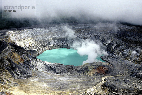 Vulkan Poas  Nationalpark im zentralen Hochland der Provinz Alajuela  Hauptkrater mit blauem Wasser  Schwefeldampf  Rauch und Wolken  Parque Nacional Volcan Poas  Costa Rica  Mittelamerika