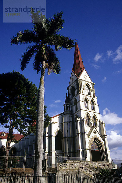 Weiße Kirche in der Innenstadt  Iglesia La Merced  Palme vor blauem Himmel  San Jose  Costa Rica  Mittelamerika