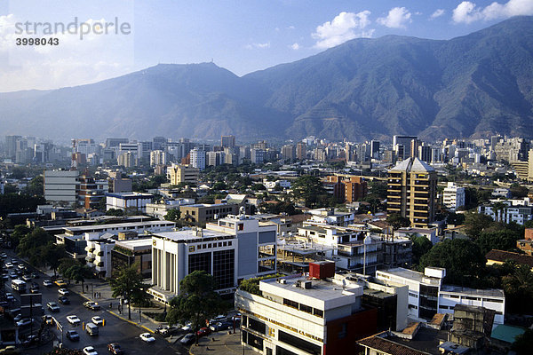Blick vom Las Mercedes auf das Gebirge El Avila  Hauptstadt Caracas  Karibik  Venezuela  Südamerika