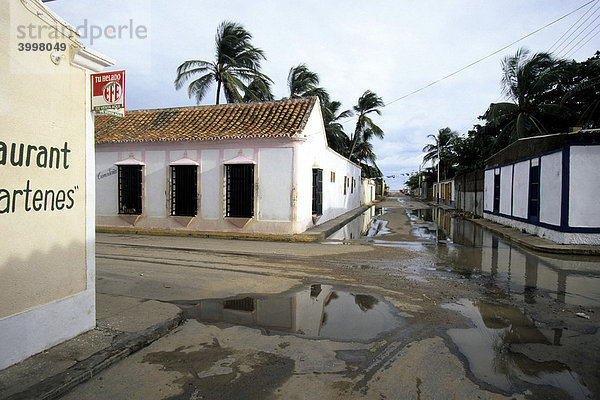 Straße mit einfachen Häusern im Kolonialstil  Adicora  Paraguana Halbinsel  Peninsula de Paraguana  Falcon  Karibik  Venezuela  Südamerika