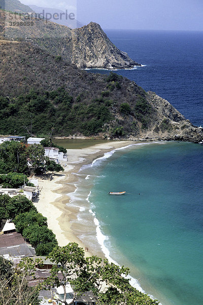 Strand in einer Bucht an der karibischen Küste  Chichiriviche de Caracas  Distrito Federal  Karibik  Venezuela  Südamerika