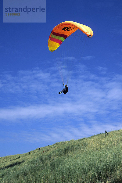 Luftsport  Fliegen mit einem Gleitschirm  Paragliding an der niederländischen Nordsee Küste bei Noordwijk  Provinz Süd-Holland  Zuid-Holland  Niederlande