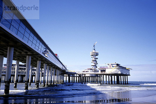 Scheveningse Pier am Strand von Scheveningen  ein mondäner Badeort zusammengewachsen mit Den Haag an der niederländischen Nordsee Küste  Provinz Süd-Holland  Zuid-Holland  Niederlande