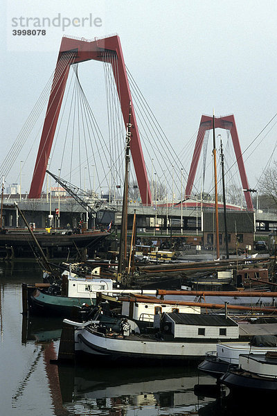 Traditionelle Schiffe im Oude Haven  dieser Hafen gehört zum Havenmuseum  dahinter die rote Willemsbrug Brücke  Rotterdam  Provinz Süd-Holland  Zuid-Holland  Niederlande