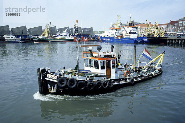 Schwarzes Hafenboot  Fischerhafen von Scheveningen  ein Badeort zusammengewachsen mit Den Haag an der niederländischen Nordsee Küste  Provinz Süd-Holland  Zuid-Holland  Niederlande