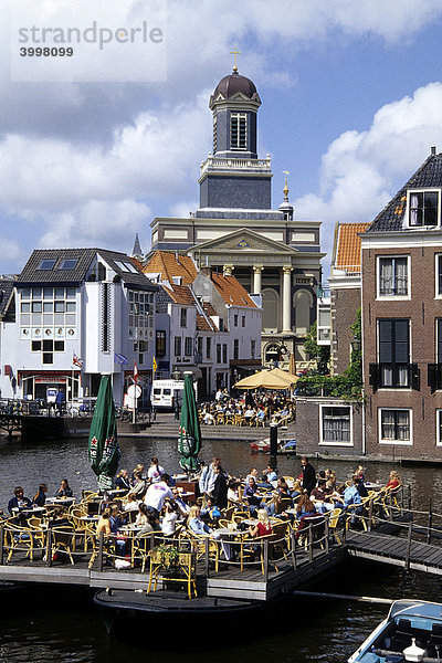 Bar Cafe Terrasse am Wasser  Stille Mare im alten Stadtzentrum  dahinter die Hartebrugkerk Kirche  Leiden  Provinz Süd-Holland  Zuid-Holland  Niederlande  Benelux  Europa