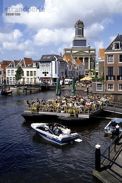 Bar Cafe Terrasse am Wasser  Stille Mare im alten Stadtzentrum  dahinter die Hartebrugkerk Kirche  Leiden  Provinz Süd-Holland  Zuid-Holland  Niederlande  Benelux  Europa