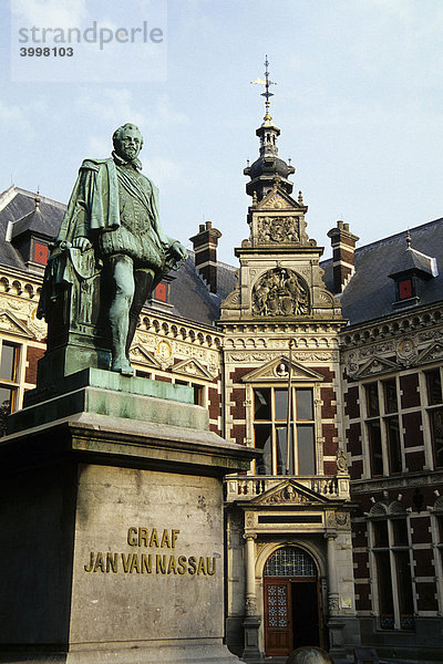 Statue von Graf Jan van Nassau vor Universitätsgebäude  Domplein im alten Stadtzentrum  Utrecht  Niederlande  Benelux  Europa