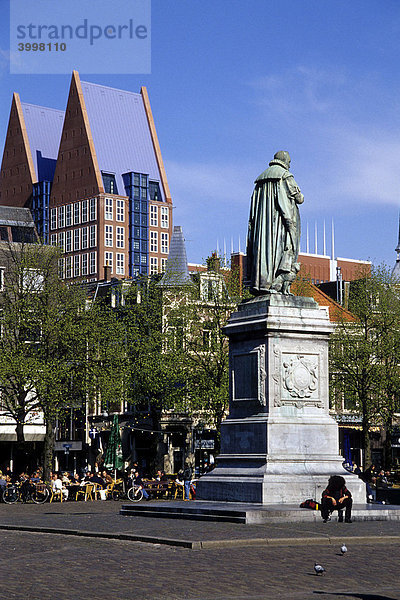 Statue von Wilhelm von Oranien  Willem van Oranje  am Plein Platz  dahinter ein modernes Bürogebäude  Den Haag  Provinz Süd-Holland  Zuid-Holland  Niederlande  Benelux  Europa