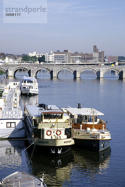 Ausflugsschiffe am Maas Fluss  dahinter die St. Servaas Brücke  Sint Servaasbrug  Maastricht  Provinz Limburg  Niederlande  Benelux  Europa