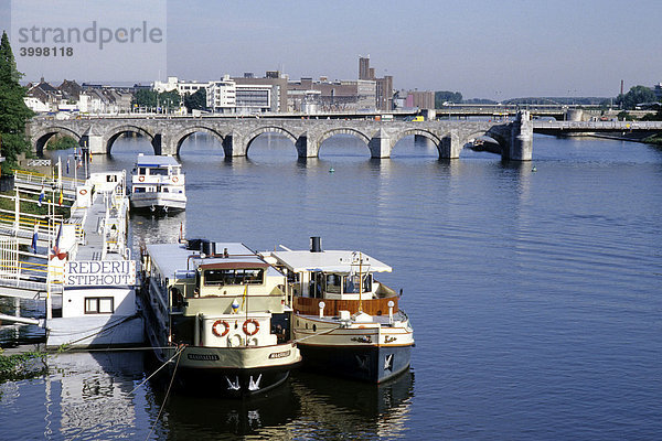 Ausflugsschiffe am Maas Fluss  dahinter die St. Servaas Brücke  Sint Servaasbrug  Maastricht  Provinz Limburg  Niederlande  Benelux  Europa