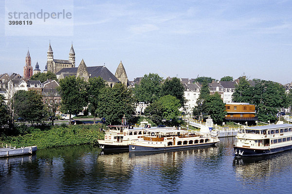 Maasboulevard  Ausflugsschiffe am Maas Fluss  dahinter die Onze Lieve Vrouwebasiliek Kirche  Maastricht  Provinz Limburg  Niederlande  Benelux  Europa