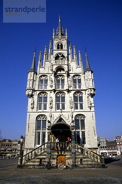 Stadhuis  das gotische Rathaus auf dem Marktplatz  Haupteingang  Gouda  Provinz Süd-Holland  Zuid-Holland  Niederlande  Benelux  Europa