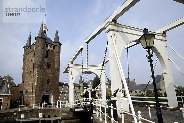 Zugbrücke und Zuidhavenpoort  ein mittelalterliches Stadttor in Zierikzee  Schouwen-Duiveland  Provinz Seeland  Zeeland  Niederlande  Benelux  Europa