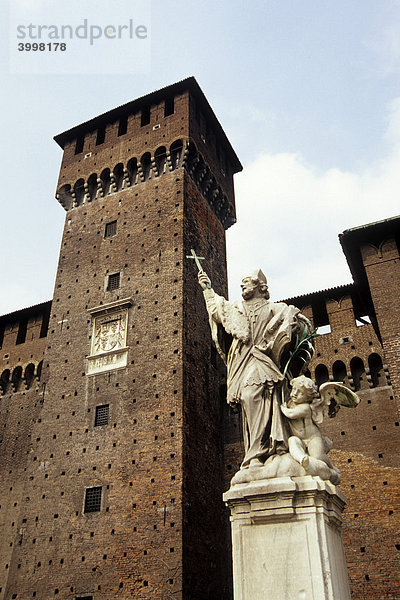 Turm  Torre di Bona di Savoia  Statue im Innenhof Piazza d'Armi  Festung Castello Sforzesco  Mailand  Milano  Lombardei  Italien  Europa