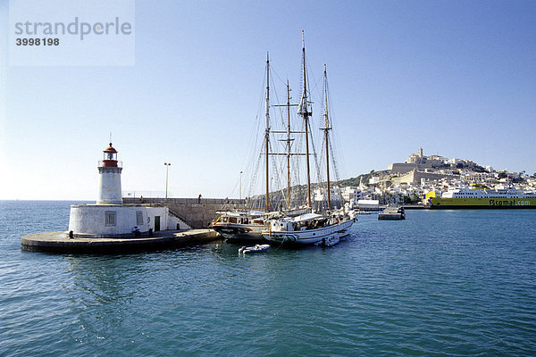 Leuchtturm und Segelschiffe am Hafen La Marina  Ibiza-Stadt  Eivissa  Ibiza  Balearen Insel  Spanien  Europa