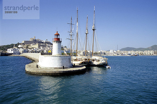 Leuchtturm und Segelschiffe am Hafen La Marina  Ibiza-Stadt  Eivissa  Ibiza  Balearen Insel  Spanien  Europa