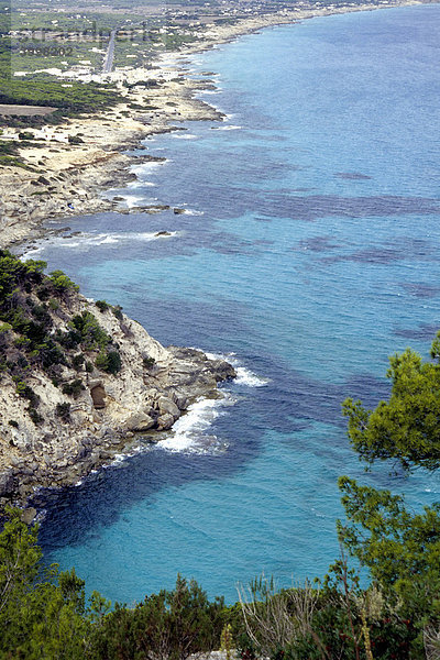Blick von Hochebene La Mola  Aussichtspunkt auf dem Römerweg  Cami Roma  Sicht auf Es Calo und Playa Tramuntana  Platja de Tramuntana  Illa de Formentera  Balearen Insel  Spanien  Europa