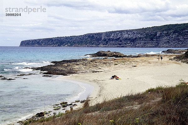 Strand  Playa Tramuntana  Platja de Tramuntana  dahinter Steilküste vom Hochplateau La Mola  Raco de sa Pujada  Illa de Formentera  Balearen Insel  Spanien  Europa