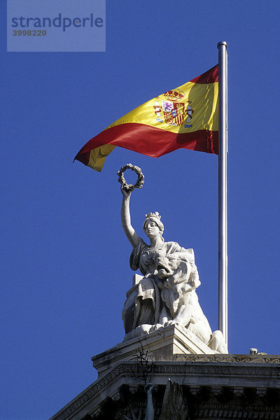 Statue und Nationalflagge auf der Nationalbibliothek Biblioteca Nacional  auch Museum  Museo del Libro  Paseo de Recoletos  Madrid  Spanien  Europa