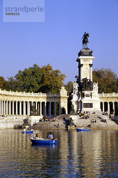Säulengalerie mit Denkmal  Reiterstandbild Alfons XII  Alfonso XII  Glorieta de la Sardana am Estanque  Ruderboote auf dem See im Park  Parque del Retiro  Madrid  Spanien  Europa