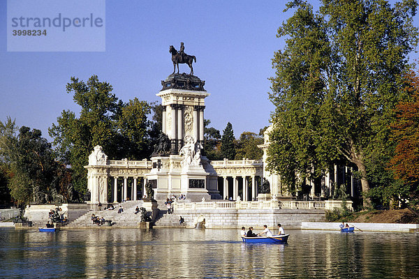 Säulengalerie mit Denkmal  Reiterstandbild Alfons XII  Alfonso XII  Glorieta de la Sardana am Estanque  Ruderboote auf dem See im Park  Parque del Retiro  Madrid  Spanien  Europa