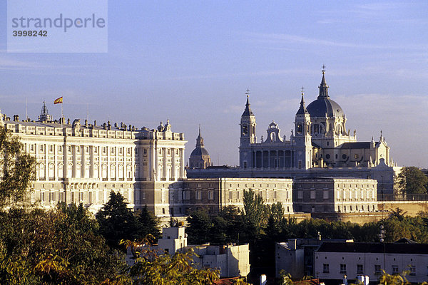 Königspalast Palacio Real und Kathedrale Catedral Nuestra Senora de la Almudena  Madrid  Spanien  Europa