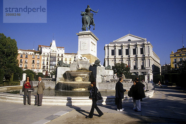Denkmal  Reiterstandbild Philipp IV  Felipe IV  dahinter die Oper  Theater Gebäude  Teatro Real auf dem Platz Plaza de Oriente  Madrid  Spanien  Europa