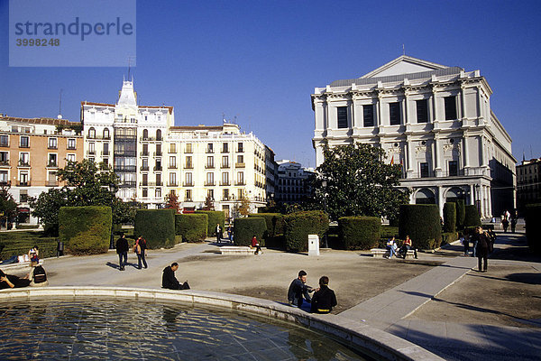 Brunnen am Oper  Theater Gebäude  Teatro Real auf dem Platz Plaza de Oriente  Madrid  Spanien  Europa