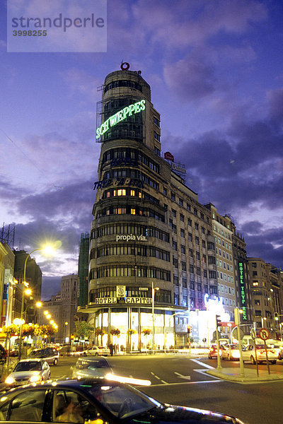 Edificio Carrion  Hochhaus mit Hotel und Kino  Cine Capitol  Gran Via am Abend  Madrid  Spanien  Europa