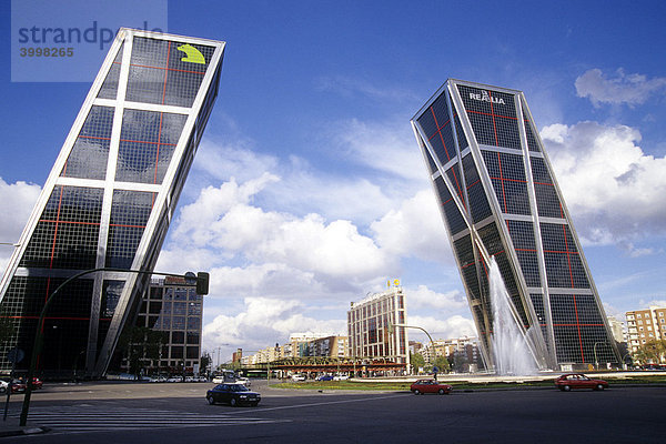 Moderne Türme am Ende der Paseo de la Castellana  Torres Kio  Puerta de Europa  Plaza de Castilla  Madrid  Spanien  Europa