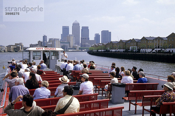 Bootsfahrt auf der Themse  Blick auf Canary Wharf  Isle of Dogs  Docklands  London  England  Großbritannien  Europa