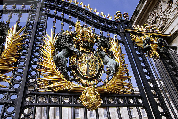 Königliches Wappen am Tor  Buckingham Palace  London  England  Großbritannien  Europa