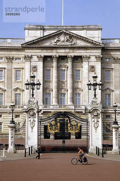 Königlicher Palast Buckingham Palace  Fahrrad Fahrer am Haupttor  London  England  Großbritannien  Europa